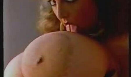 Joven videos pornos de maduras calientes modelo porno se burla de su cuerpo y aprieta el coño en cámara