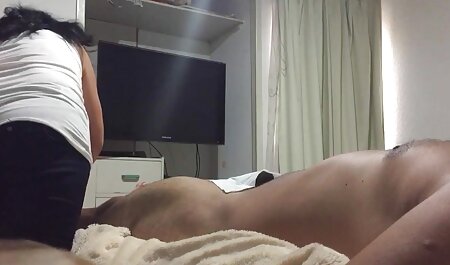 Primer plano joven amateur folla maduras peludas masturbandose su coño en cámara